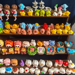 Statuetta Romantica in Resina a Tema Amore e Matrimonio, con Coppie (Donna e Donna, Anziani, Nuovi Sposi), Capibara, Rana, Luna, Stella, Coppia di Pecore, Casa e Fungo - Product Image 4