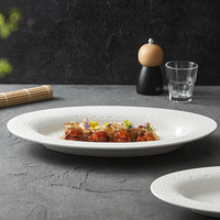 Assiette Ronde en Porcelaine Contemporaine de Luxe pour la Maison, Assiette à Poisson Perlée, Plat de Service Haut de Gamme, Sensation de Luxe