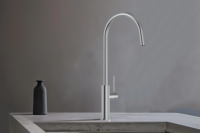 Robinet de cuisine en acier inoxydable au design moderne, finition or brossé, robinet à poignée unique, eau chaude et froide
