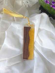 Marcadores de páginas únicos creados con resina artesanal y marcapáginas de madera para lectores y escritores - Product Image 5