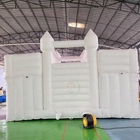 Nouvelle structure gonflable blanche avec toboggan et piscine, idéale pour les mariages, avec ballons suspendus