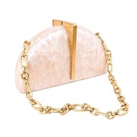 Pochette chic pour femme en acrylique marbré demi-lune, avec chaîne amovible en forme de O, idéale pour les soirées, galas et rendez-vous