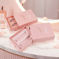 Flacon de parfum de luxe avec boîte rose à tiroir, ruban de fermeture et mousse intérieure
