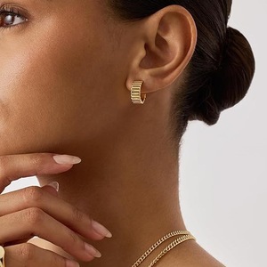 Boucles d'oreilles créoles épaisses en alliage plaqué or 14 carats PAVOI - Bijoux bohèmes chics pour femmes, or jaune sans pierres précieuses, cadeau - Product Image 2