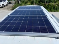 Generación de energía fotovoltaica Estructura de acero expandible prefabricada modular de 2 pisos Cobertizos pequeños con paneles solares en la parte superior