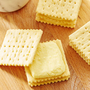 Biscuits sandwich soda 3+2, 125g, sucre, 24 paquets, salés, croustillants, faible teneur en matières grasses, épices, herbes, collations pour enfants, processus de roulage, en vrac - Product Image 1