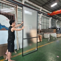 Cloison en verre trempé texturé effet glace moderne, écran à cadre métallique pour projets hôteliers, paroi de séparation décorative pour la confidentialité