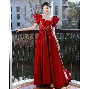 2022新着かわいいプリンセススタイル背中の開いた包帯パフスリーブ赤いサテンのウェディングドレス