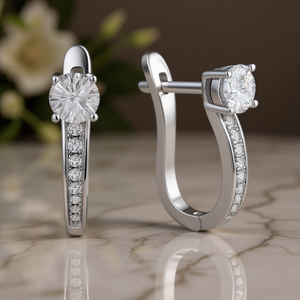 E1557 Orecchini in oro bianco con diamanti, taglio rotondo brillante, colore G, diamanti naturali, stile classico, gioielli da fidanzamento da donna - Product Image 2