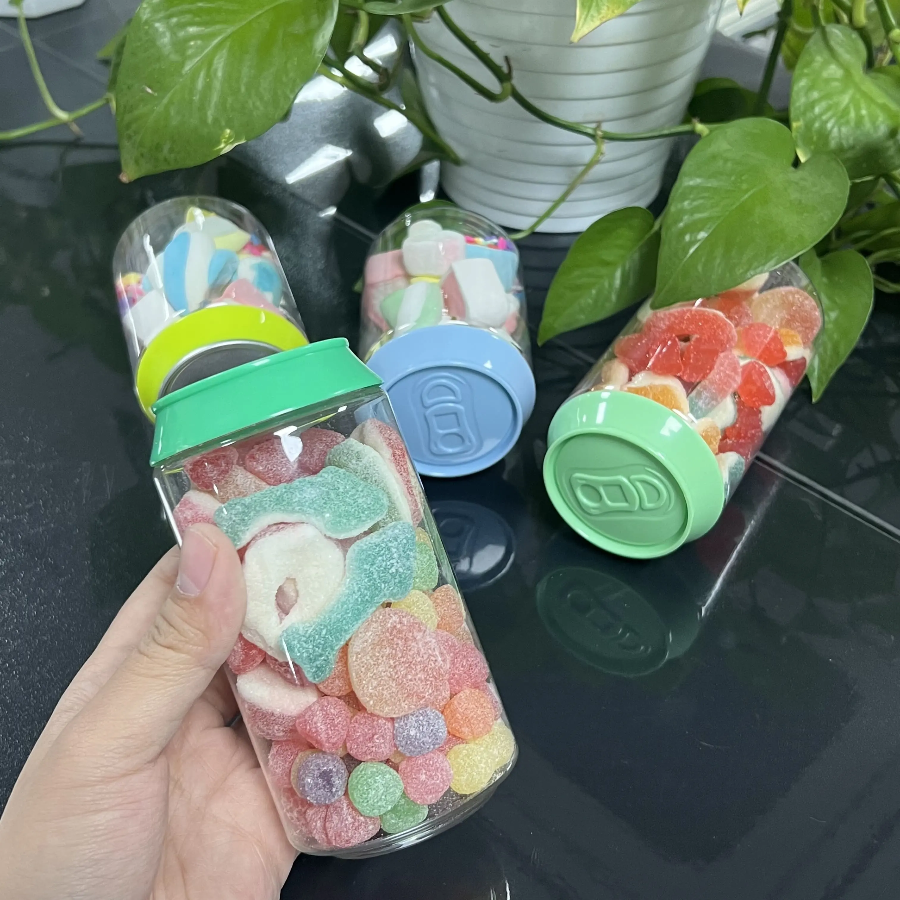 OEM-Lebensmittelqualität-Süßigkeitenbehälter Kunststoff-Süßigkeiten-Glas Gummibärchen Kunststoff-Glas mit individuellem Logo