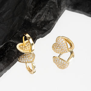 Escaladores de orejas de circonita cúbica con corte de diamante en forma de corazón de Plata de Ley 925, elegancia atemporal con elegancia transatlántica - Product Image 1