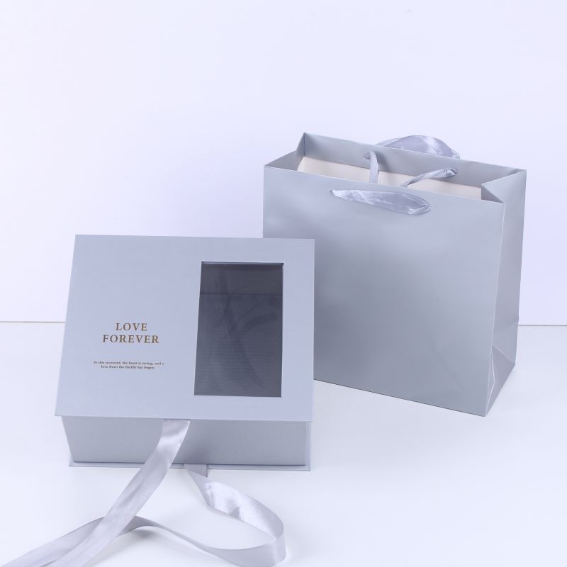 Boîte d'emballage grise avec sac à main
