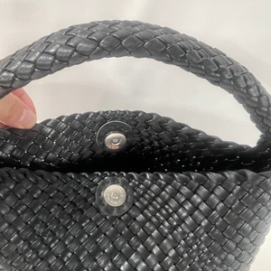 กระเป๋าถือผู้หญิงสไตล์เรโทรแบบสานจากโรงงาน หนังวัวแท้ สะพายไหล่ แฟชั่น พกพาสะดวก - Product Image 6