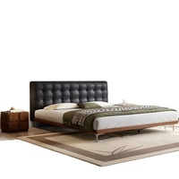 Lit double en cuir pour chambre principale, style médiéval, en bois de frêne blanc, avec tête de lit capitonnée en bois massif à motif gaufré