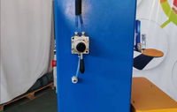 Mini-ensacheuse automatique de cartons avec plateau tournant et dispositif de pressage supérieur