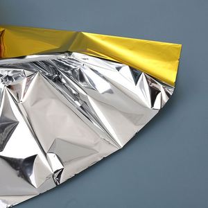 Manta Térmica de Doble Cara Dorada y Plateada de 130x210cm, Portátil, Resistente al Viento y al Agua, para Emergencias, Primeros Auxilios y Supervivencia en Todas las Estaciones - Product Image 4
