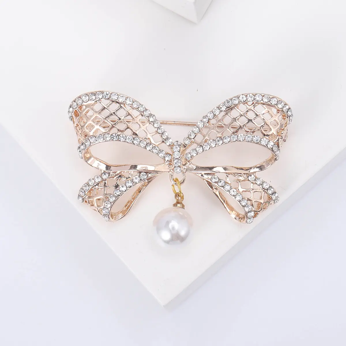 Wholesale Scarf Collar Pearl Pins Brooch Lapel Pin Alloy Pearl Pendant Hollow Out Rhinestone Bowknot Brooch Pin
