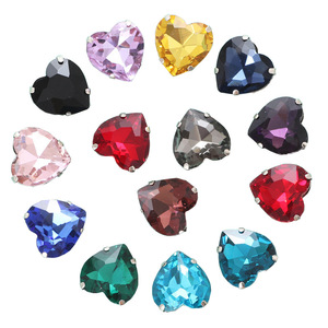 Venta al por mayor de accesorios de joyería DIY con diamantes de cristal en forma de corazón y diamantes de cuatro puntas en forma de corazón. - Product Image 3