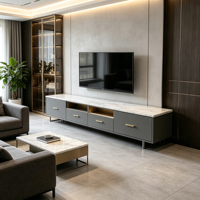 Meuble TV sur mesure avec plateau en marbre gris anthracite, tiroirs, poignées dorées, pieds en métal