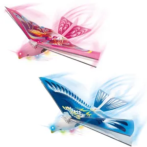 Venta al por mayor de lujo al aire libre electrónica LED luz rebote Spin Hand Throw Glider pájaro Animal PP Material juguete volador