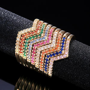 Bracciale F491 con Cristalli Geometrici e Strass, Gioiello Unisex per Feste, Pezzo di Moda Statement - Product Image 1