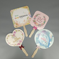 Ventilateurs en papier à poignée en bois à impression personnalisée pour fête de mariage