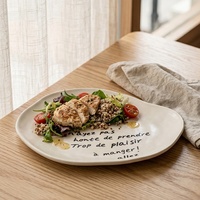 Assiette en céramique artisanale irrégulière avec lettres, plat sculptural pour restaurant, hôtel, dessert et salade, plateau de service artistique