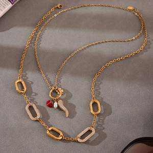 Collar de Cadena con Colgante de Circonita Cúbica con Diseño Deportivo para Mujer, Estilo Multi-accesorio, Chapado en Oro de 18k sobre Acero Inoxidable - Product Image 2