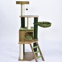 En gros Arbre à chat 141 cm multi-niveaux avec niche en osier, poteaux en sisal, échelle et panier en peluche pour petits espaces OEM ODM