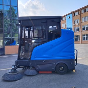 Balayeuse de rue électrique autopropulsée Yingshide H80 à 3 roues, largeur de balayage de 2300 mm, compacte pour les trottoirs urbains et les communautés - Product Image 2
