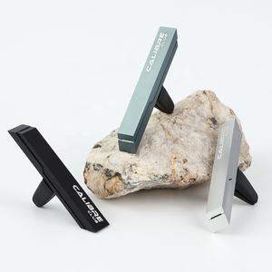 Ambientador de coche personalizado de lujo iluminación ambiental Clip de ventilación de <span class=keywords><strong>cuero</strong></span> de Metal difusor de Perfume aromaterapia regalo OEM/venta al por mayor - Product Image 1