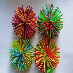 Una pelota Koosh negra y naranja de 29 cm - Product Image 2
