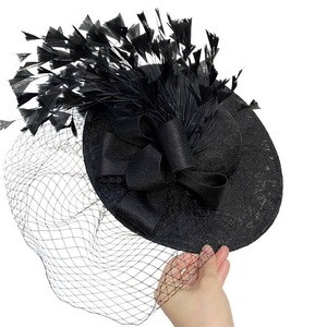 Sombrero Fascinador Vintage con Base Blanca, Velo de Red Negro y Lazo de Plumas - Product Image 3