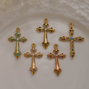 Colgantes y dijes de moda de acero inoxidable 316L chapados en oro PVD de 14K y 18K personalizados para hacer pulseras y dijes de cruz para la creación de joyas. - Product Image 3