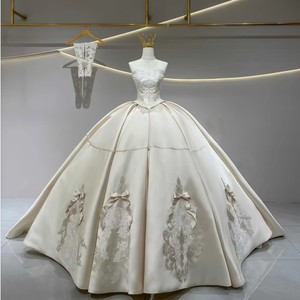 Vestido de Novia Moderno JFH20 Royal sin Tirantes con Corsé, Lazo, Cola de Capilla de Satén, Encaje, Flores de Cristal y Guantes - Product Image 2