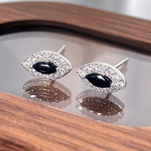 เครื่องประดับฟ็อกซี่มาใหม่ ต่างหูแฟชั่นทรงตาปีศาจประดับเพชรซิร์โคเนีย ดีไซน์สวยหรู ทอง 18K สำหรับผู้หญิง - Product Image 4
