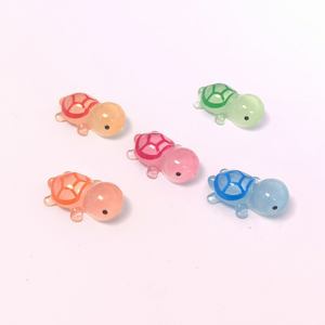 100 pièces de figurines de tortues en résine 3D qui brillent dans <span class=keywords><strong>le</strong></span> noir pour la décoration de jardins miniatures, de maisons de poupées, d'aquariums, de jardins féériques, fournisseur - Product Image 1