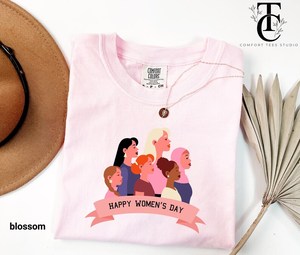 T-shirt Comfort Colors da donna, 100% cotone, girocollo, per la festa della donna, celebrazione dell'uguaglianza, primavera estate, casual, stampata - Product Image 1