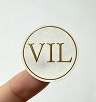Etiquetas Adhesivas de Papel Texturizado Blanco con Logotipo Personalizado en Relieve con Lámina Dorada, Estampado en Caliente Dorado, Etiqueta Adhesiva de Lujo para Embalaje
