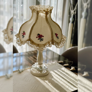 โคมไฟเก๋ไก๋ที่มีเสน่ห์พร้อมฐานเซรามิกสีครีมและผ้าลูกไม้ปักด้วยมือ - Product Image 1