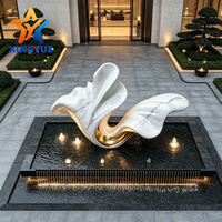 Sculpture florale abstraite moderne bicolore en marbre doré, en acier inoxydable 304, émaillée au four, motif vague, pour hôtels, places publiques, art personnalisé