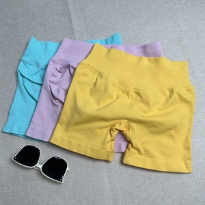 Pantalones cortos <span class=keywords><strong>de</strong></span> Yoga <span class=keywords><strong>de</strong></span> tres puntos <span class=keywords><strong>de</strong></span> cintura baja sin costuras <span class=keywords><strong>de</strong></span> <span class=keywords><strong>color</strong></span> caramelo, pantalones cortos <span class=keywords><strong>de</strong></span> tres secciones con patrón sólido - Product Image 3