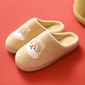 Nouveau design femme mignon dessin animé <span class=keywords><strong>chien</strong></span> forme hiver chaud chaussures d'intérieur en peluche douce couple anti-dérapant pantoufles vente en gros chaussures pour chiens - Product Image 2