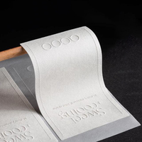 Autocollants adhésifs en papier à texture mate gaufré 3D avec impression couleur de logo de marque personnalisée avec étiquettes en papier de soie