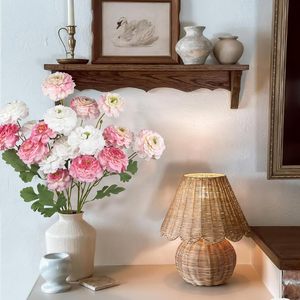 Pivoines en Soie Haut de Gamme à 3 Têtes, Grandes Fleurs Réalistes, Faits Main, Rouge et Blanc, pour la Fête des Mères et Noël (Vente en Gros) - Product Image 6