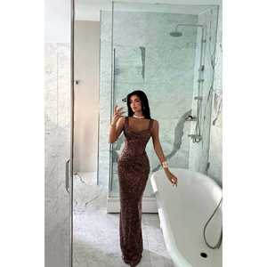 Robe de soirée de luxe marron avec détails en sequins, silhouette droite romantique, longueur maxi, tailles XS à XL - Product Image 2