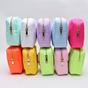 กระเป๋าเครื่องสำอางไนลอน RTS Stock 19 สี 4 ขนาด ขายส่ง กระเป๋าเครื่องสำอางขนาดเล็กน่ารักแบบสั่งทำได้ - Product Image 1