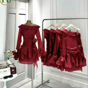 Minivestido rojo de un solo hombro con volantes en la cintura, hecho en Vietnam, de manga larga con puño con volantes. - Product Image 1