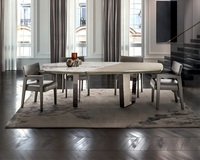 Table à manger ovale de luxe moderne en marbre naturel sur mesure 8, 10 ou 12 places avec base en métal et cuir pour villas et projets hôteliers