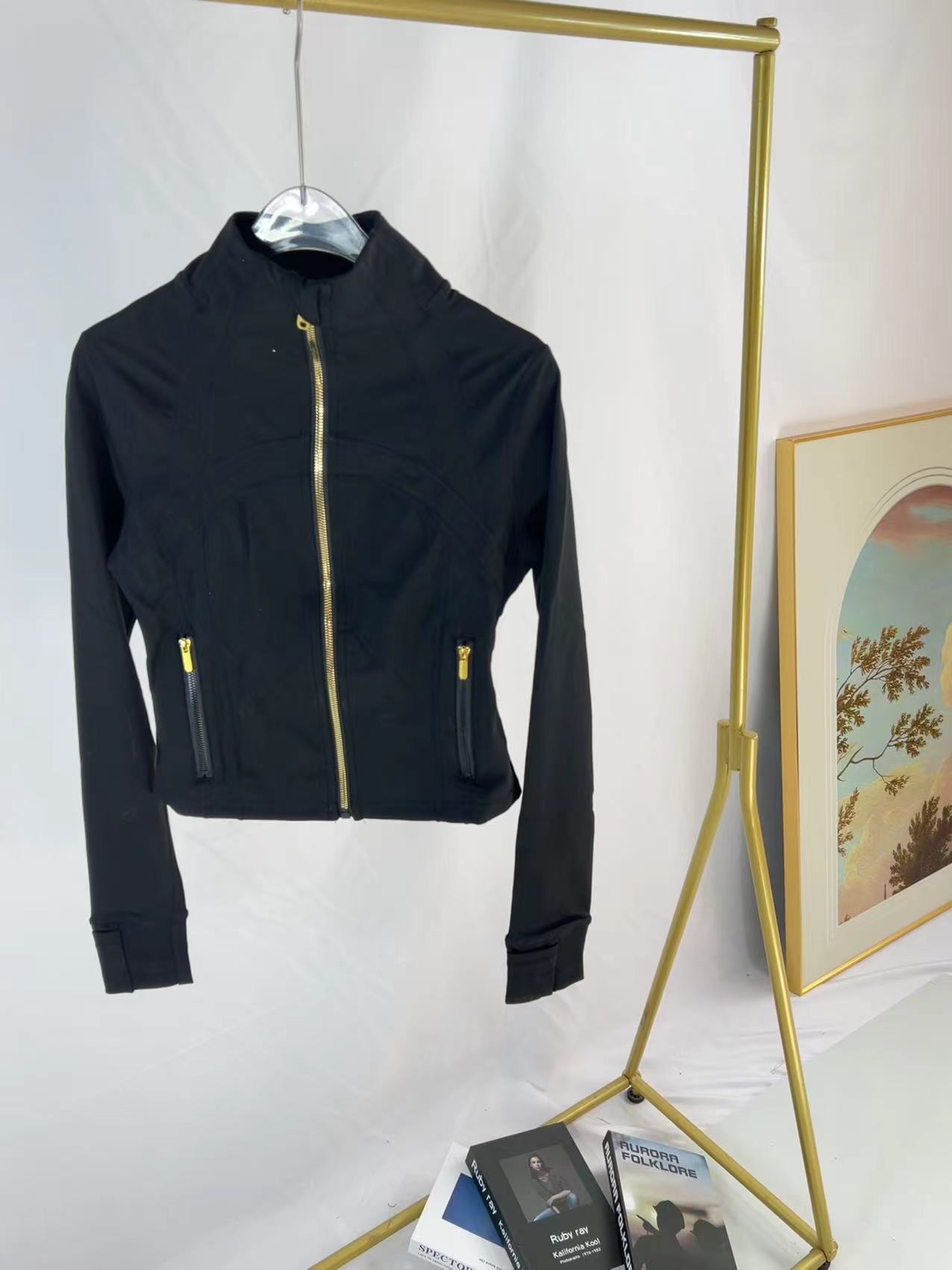 Veste courte noire à fermeture éclair dorée